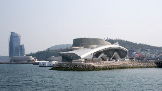 “One Ocean’s” Kinetic Facade